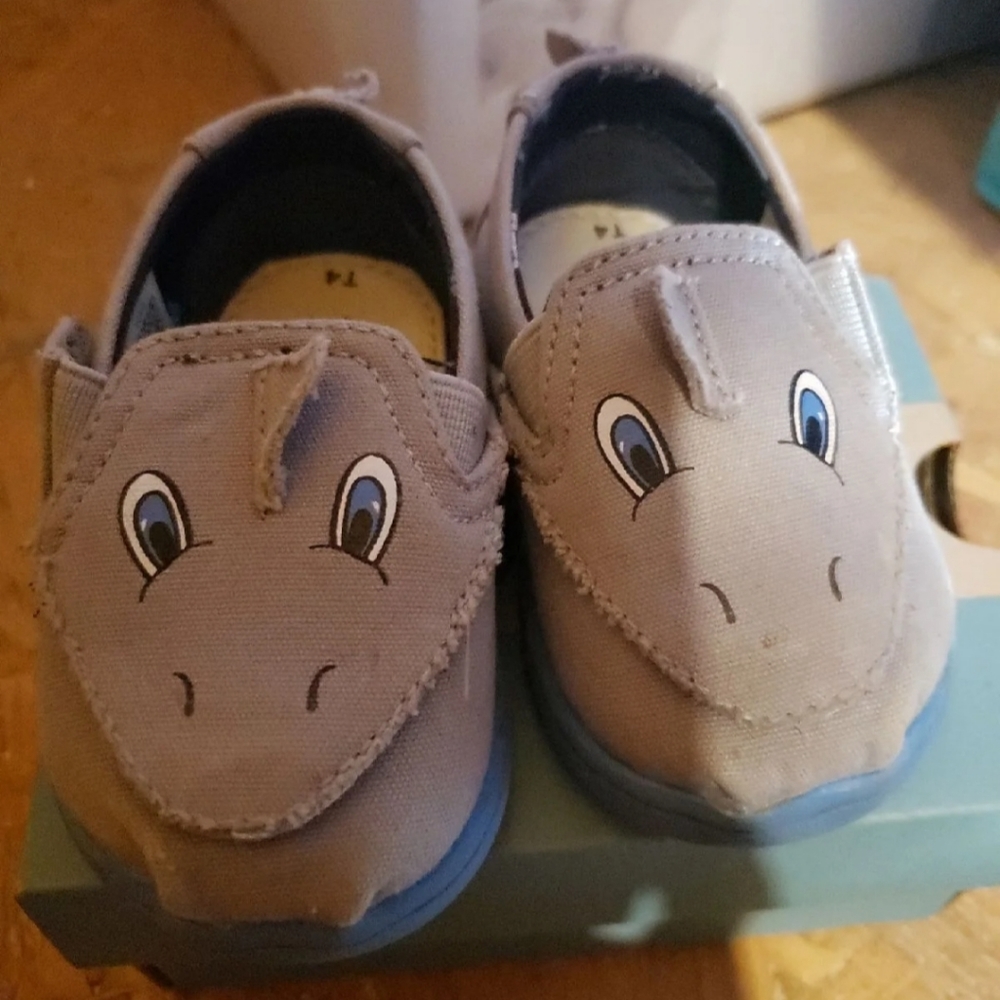 1 pair of grey TOM shark Shoes size 4 in toddler